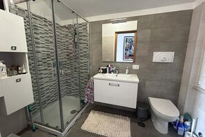 Bruser, hårtørrer, bidet, håndklæder