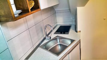 Studio | Private kitchenette | Electric kettle, toaster