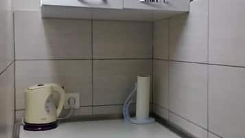 Studio | Private kitchenette | Electric kettle, toaster