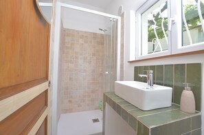 Douche, sèche-cheveux, serviettes fournies, savon