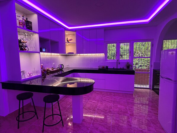 Kühlschrank, Mikrowelle, Ofen, Herdplatte