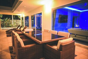 Outdoor dining - Luxury Tropical Pool Villa – 5 Bedrooms, Perfect for Families & Groups (Muang Pattaya)