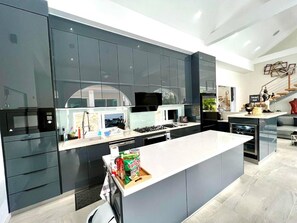 Microwave, oven, stovetop - Luxury Tropical Pool Villa – 5 Bedrooms, Perfect for Families & Groups (Muang Pattaya)