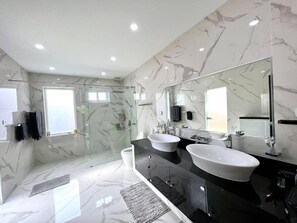 Shower, hair dryer, towels, soap - Luxury Tropical Pool Villa – 5 Bedrooms, Perfect for Families & Groups (Muang Pattaya)