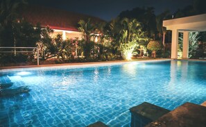 Pool - Luxury Tropical Pool Villa – 5 Bedrooms, Perfect for Families & Groups (Muang Pattaya)