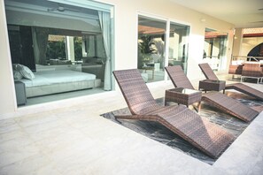 Terrace/patio - Luxury Tropical Pool Villa – 5 Bedrooms, Perfect for Families & Groups (Muang Pattaya)