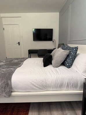 2 quartos, ferros/tábuas de passar roupa, Wi-Fi, roupa de cama