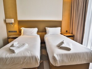 デスク、ノートパソコン用作業スペース、防音設備、WiFi (無料)