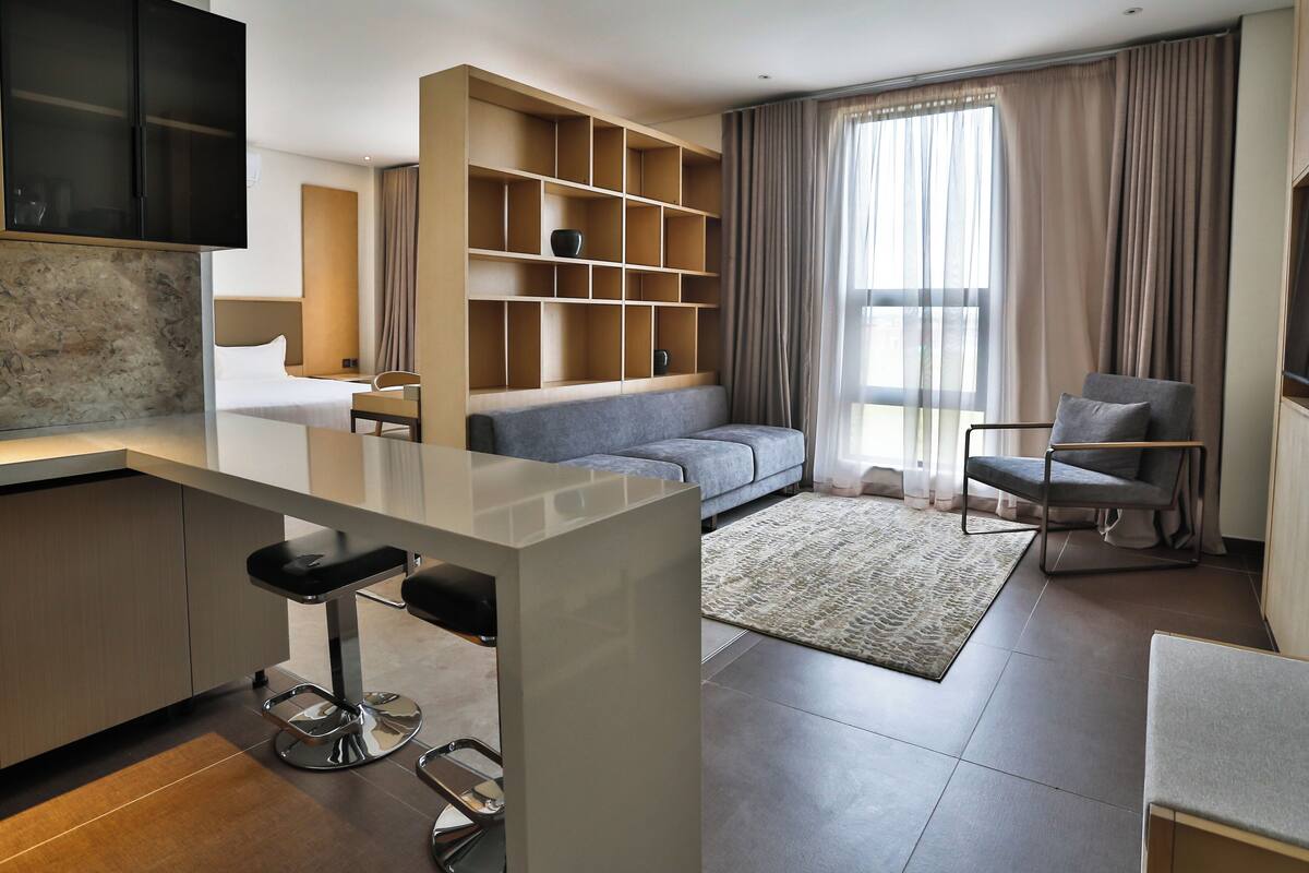 Studiosvit Business | Skrivbord, arbetsyta för laptop och gratis wi-fi