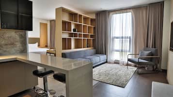 Escritorio, espacio para trabajar con laptop y wifi gratis