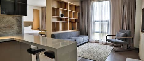 Studiosuite – business | Skrivebord, skrivebord for bærbar PC, wi-fi (inkludert) og sengetøy