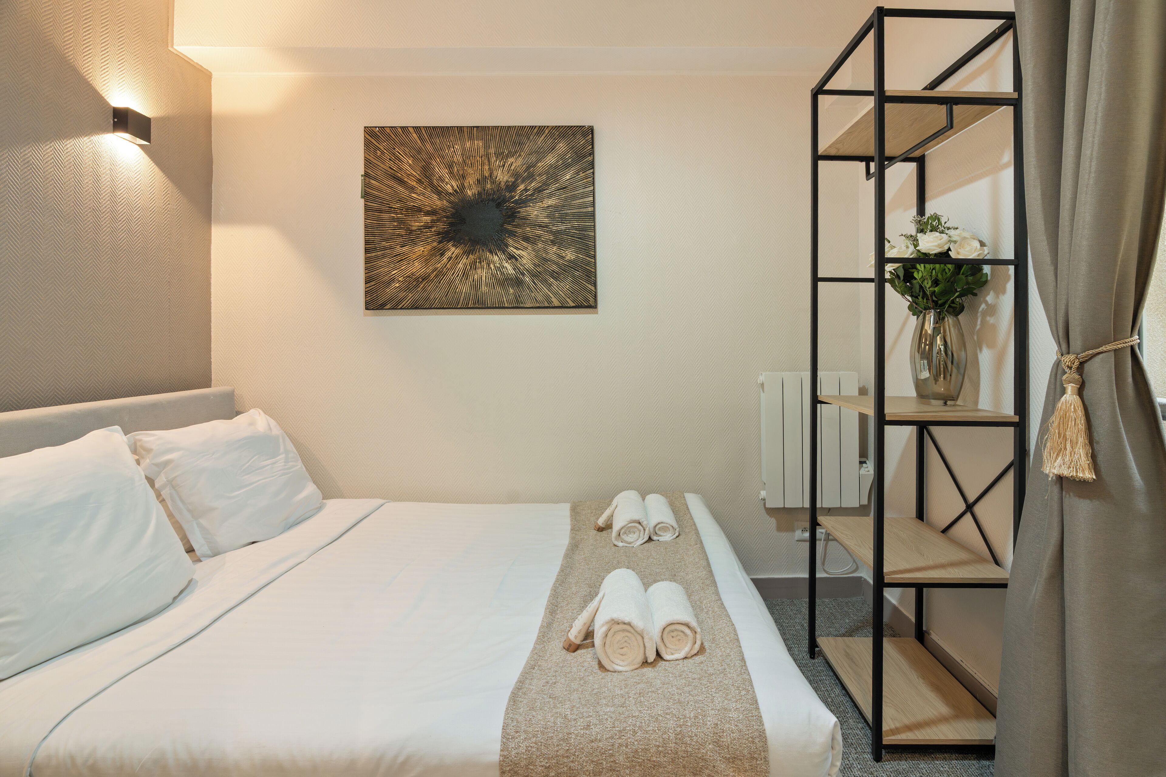 Cortinas blackout, tabla de planchar con plancha y cuna de viaje 