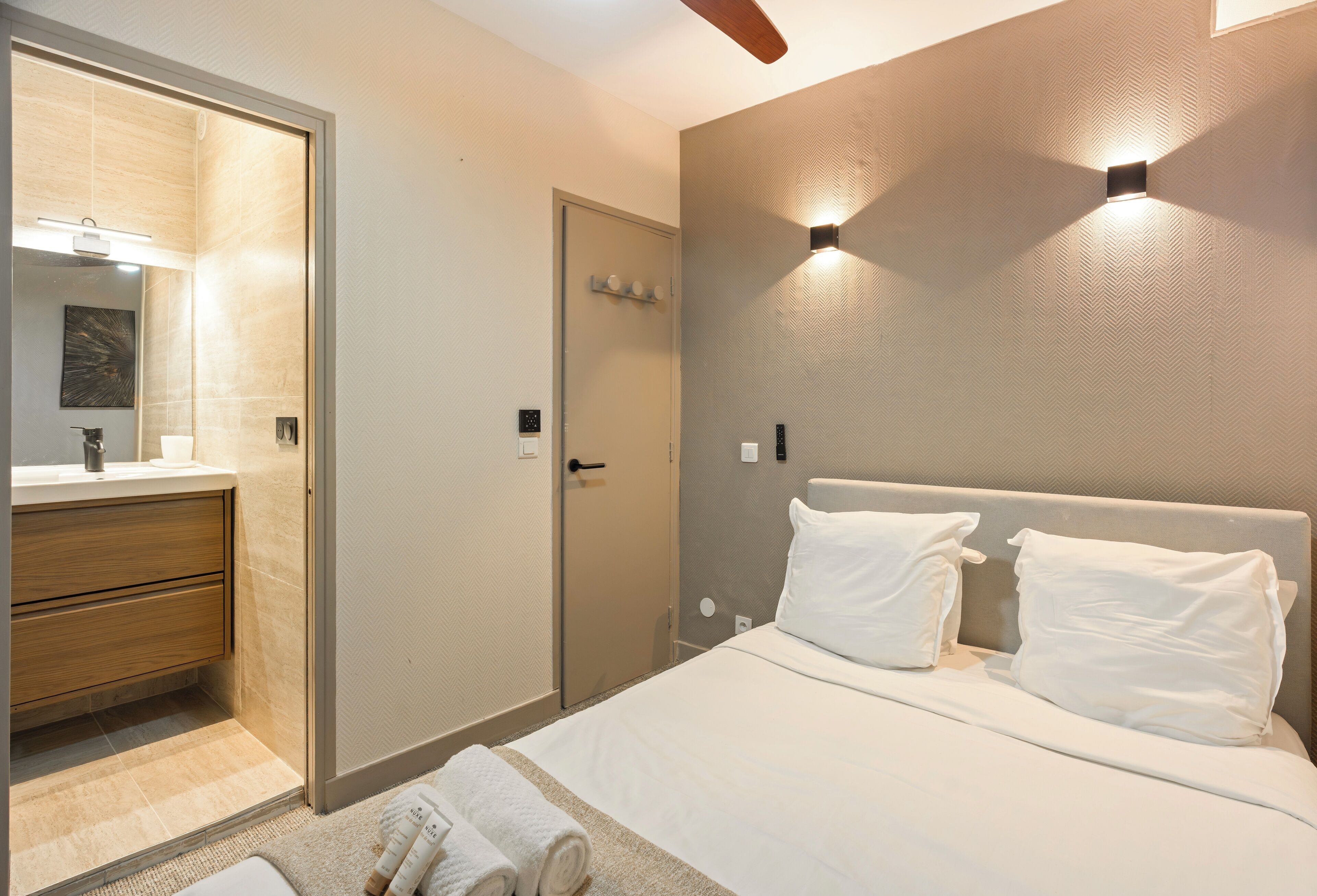 Verdunkelungsvorhänge, Bügeleisen/Bügelbrett, Reisekinderbett