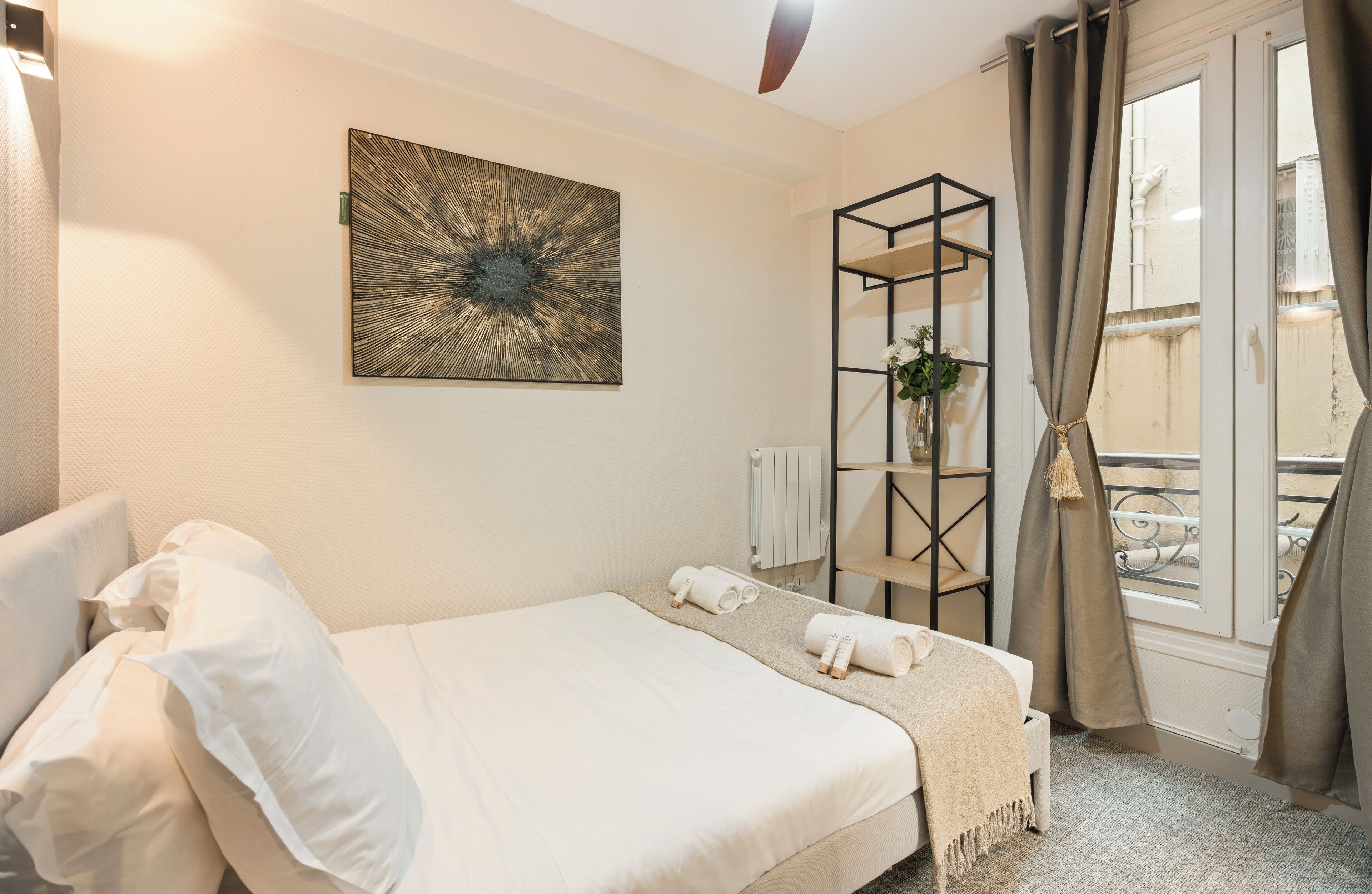 Rideaux occultants, fer et planche à repasser, lit parapluie