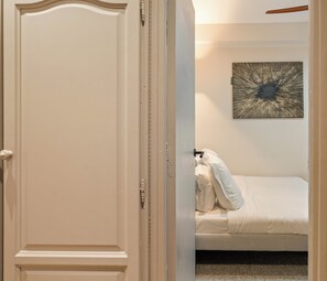 Blackout curtains, iron/ironing board, travel cot, free WiFi - Courtois (Paris)