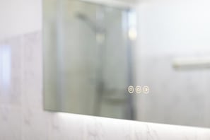 Dusche, Haartrockner, Handtücher