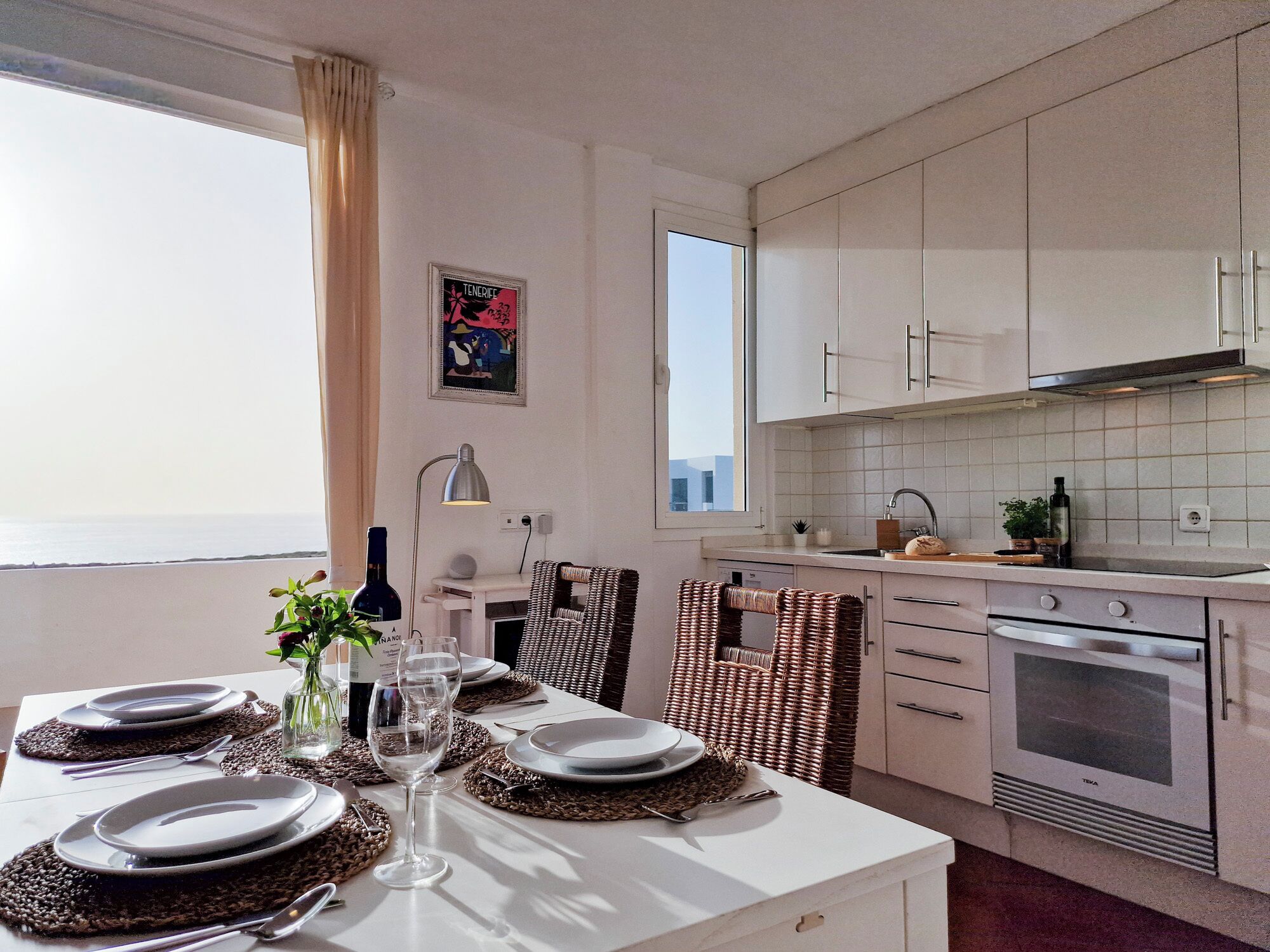 Microondas, horno, placa de cocina y lavavajillas