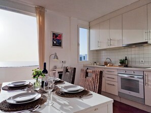 Microondas, horno, placa de cocina, lavavajillas