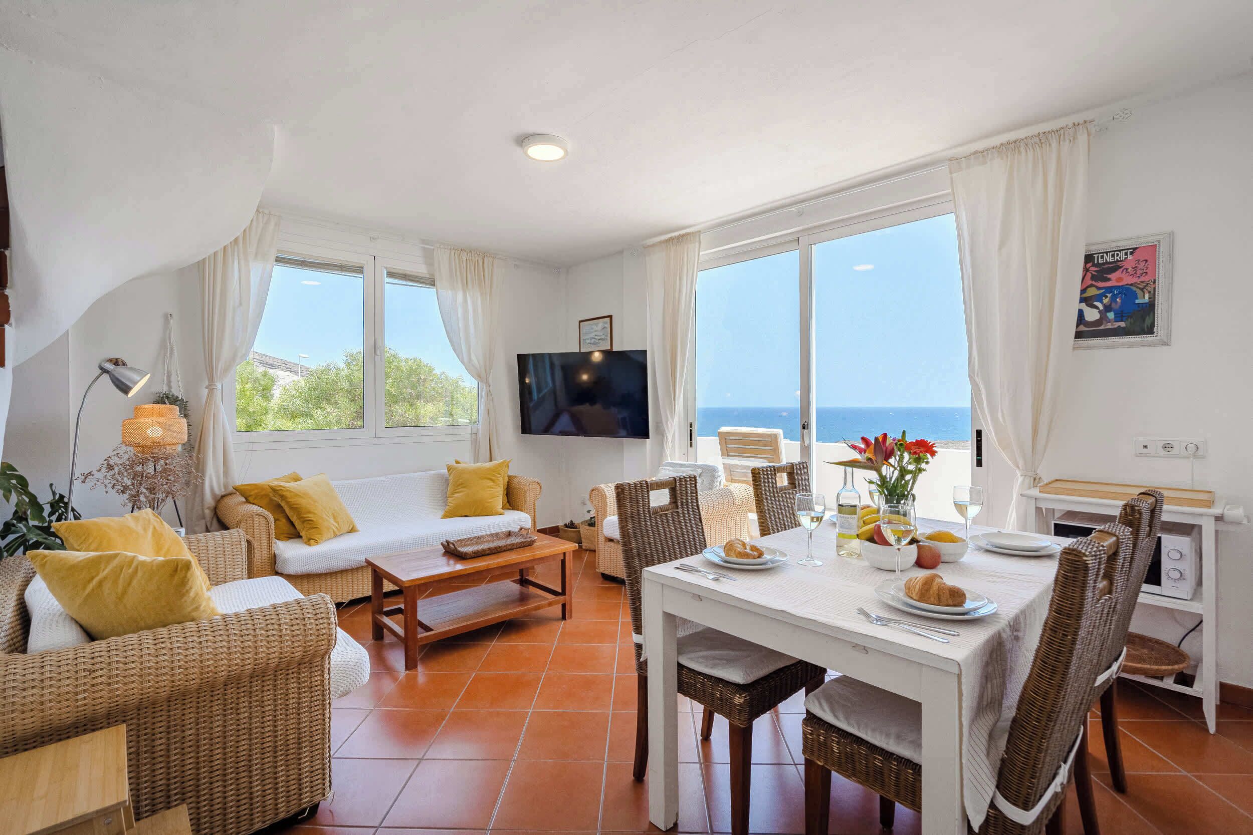 Smart-tv, een stereo en een kantoor