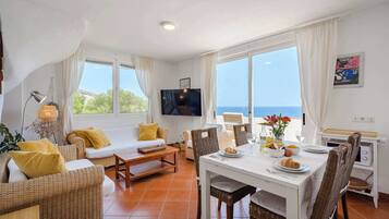 Smart-tv, een stereo en een kantoor