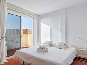 3 chambres, fer et planche à repasser, Wi-Fi, draps fournis