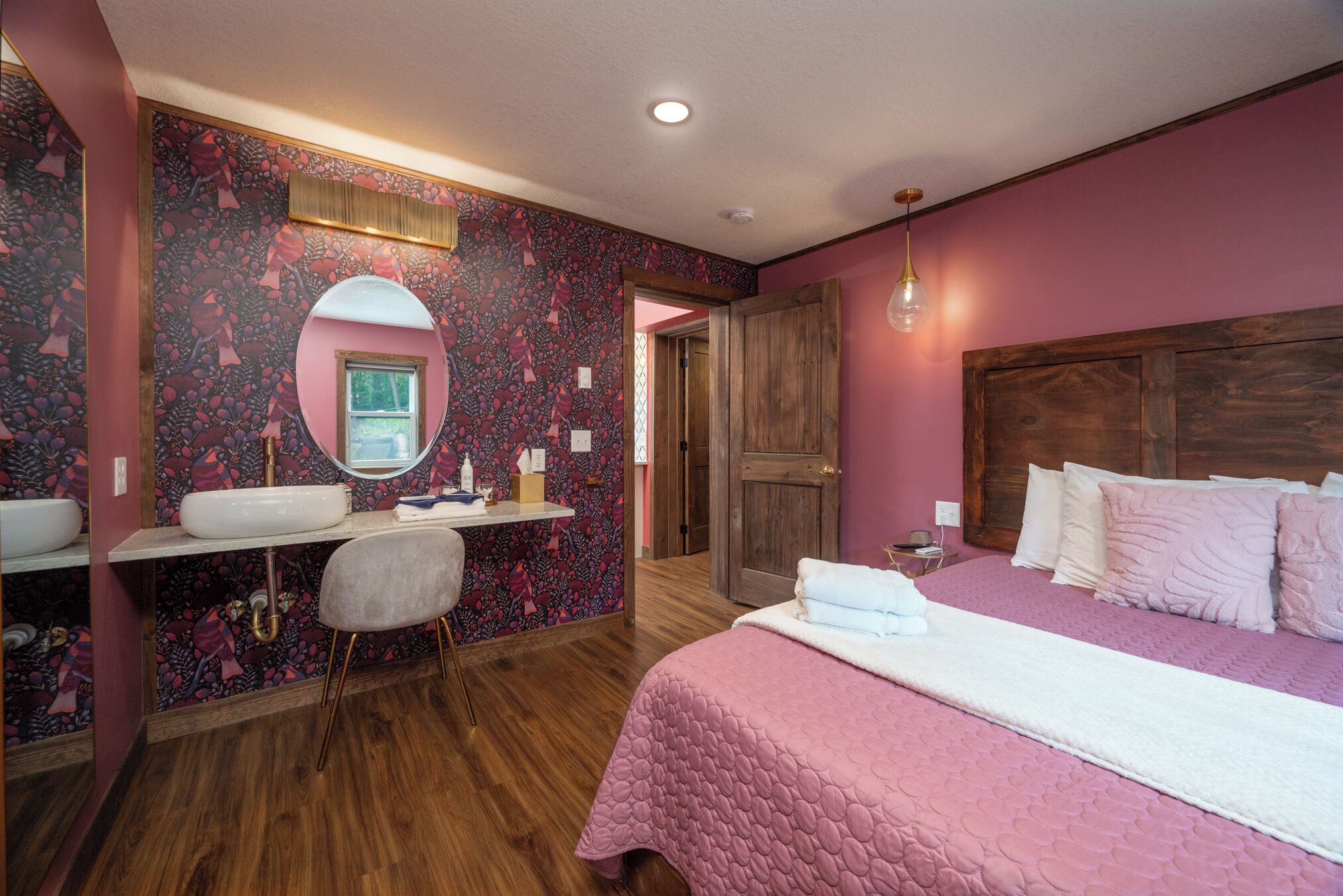 1 bedroom, desk, iron/ironing board, WiFi