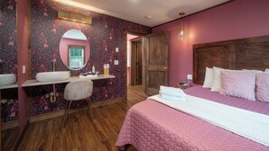 Un dormitorio con cama, escritorio y silla.