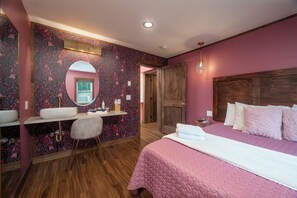 1 bedroom, desk, iron/ironing board, WiFi