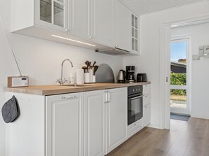 Kühlschrank, Geschirrspüler, Kochgeschirr/Geschirr/Besteck