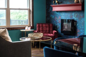 Smart TV, fireplace, ping pong, books