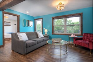 Smart TV, fireplace, ping pong, books