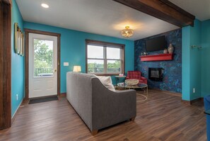 Smart TV, fireplace, ping pong, books