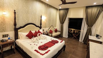 Deluxe Room, Balcony, Pool View | Peti besi dalam bilik, meja, langsir/tirai gelap terus, kalis bunyi