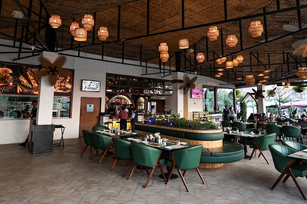 早餐,供應午餐和晚餐