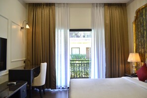 Suite presidencial, balcón, vistas a la piscina | Caja fuerte, escritorio, cortinas opacas y sistema de insonorización