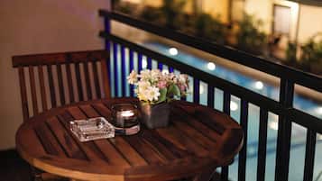 Deluxe kamer, balkon, uitzicht op zwembad | Uitzicht vanaf balkon
