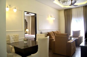 Junior Suite, Balcony, Pool View | Living room