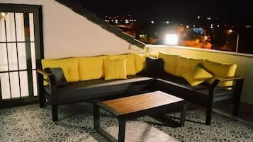 Luxury-Apartment, Stadtblick | 2 Schlafzimmer, Bügeleisen/Bügelbrett, kostenloses WLAN