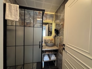 Economy Room | Iron/ironing board, free WiFi