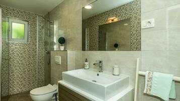 Ferienhaus (Two-Bedroom Holiday Home With Pool) | Badezimmer | Dusche, Handtücher