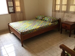 Iron/ironing board, free WiFi - BOUGAINVILLERS  (Lomé)
