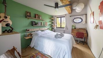 Tweepersoonskamer, privébadkamer, uitzicht op tuin | Verduisterende gordijnen, een strijkplank/strijkijzer, gratis wifi