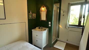 Quadruple Room, Ensuite, Garden View | 1 bedroom, blackout curtains, iron/ironing board, free WiFi