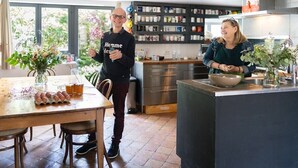A modern kitchen with a dining area, featuring a large island, a variety of kitchenware, and a view of the outdoors. - La Rose du petit Bois (Saint-Didier-au-Mont-d'Or)
