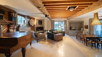 Villa, salle de bains privée, vue jardin | Bar lounge