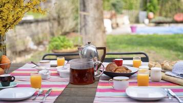 Free continental breakfast on weekdays