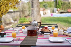 Petit déjeuner continental compris en semaine