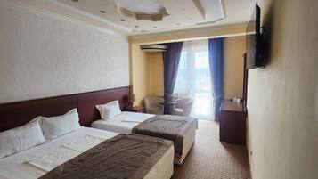 Comfort Triple Room | Desk, iron/ironing board, free WiFi