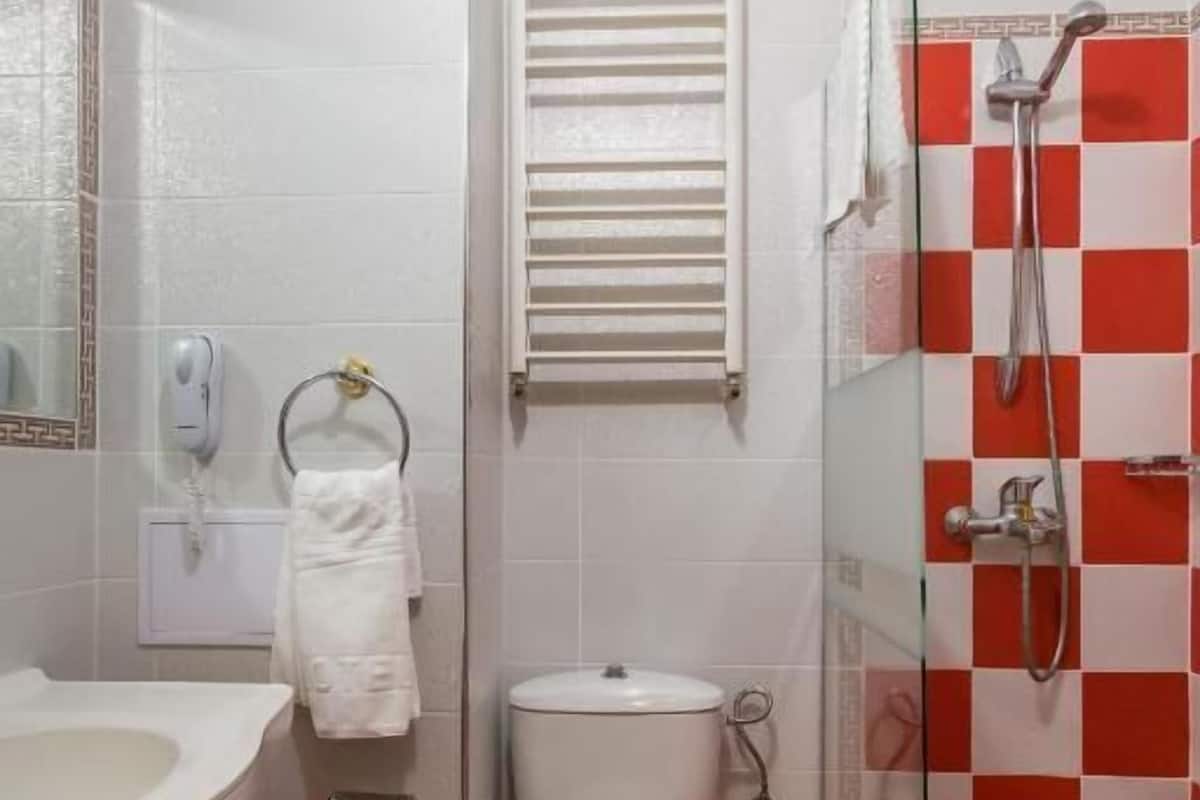 Douche, sèche-cheveux, serviettes fournies, savon
