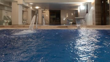 Piscina coberta i piscina a l'aire lliure de temporada